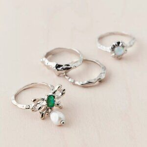 NWT Urban Outfitters Molten Bow Ring Stacker Set